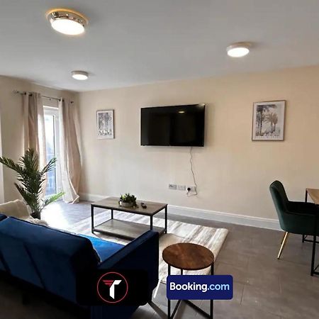 Stylish 2 Bedroom Flat By Tara Stays Short Lets & Serviced Accommodation Watford With Free Parking & Nearby Warner Studios Экстерьер фото