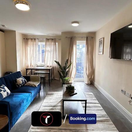 Stylish 2 Bedroom Flat By Tara Stays Short Lets & Serviced Accommodation Watford With Free Parking & Nearby Warner Studios Экстерьер фото